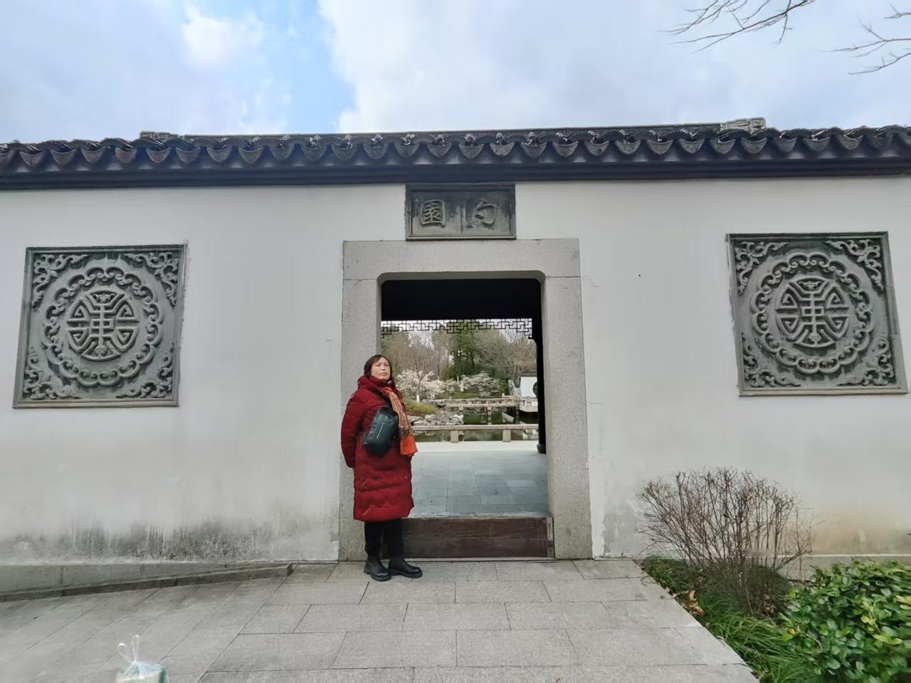 |南湖边的勺院，明代的院子，是许多年青人拍婚照的地方，正遇满园的白梅绽放，好景不