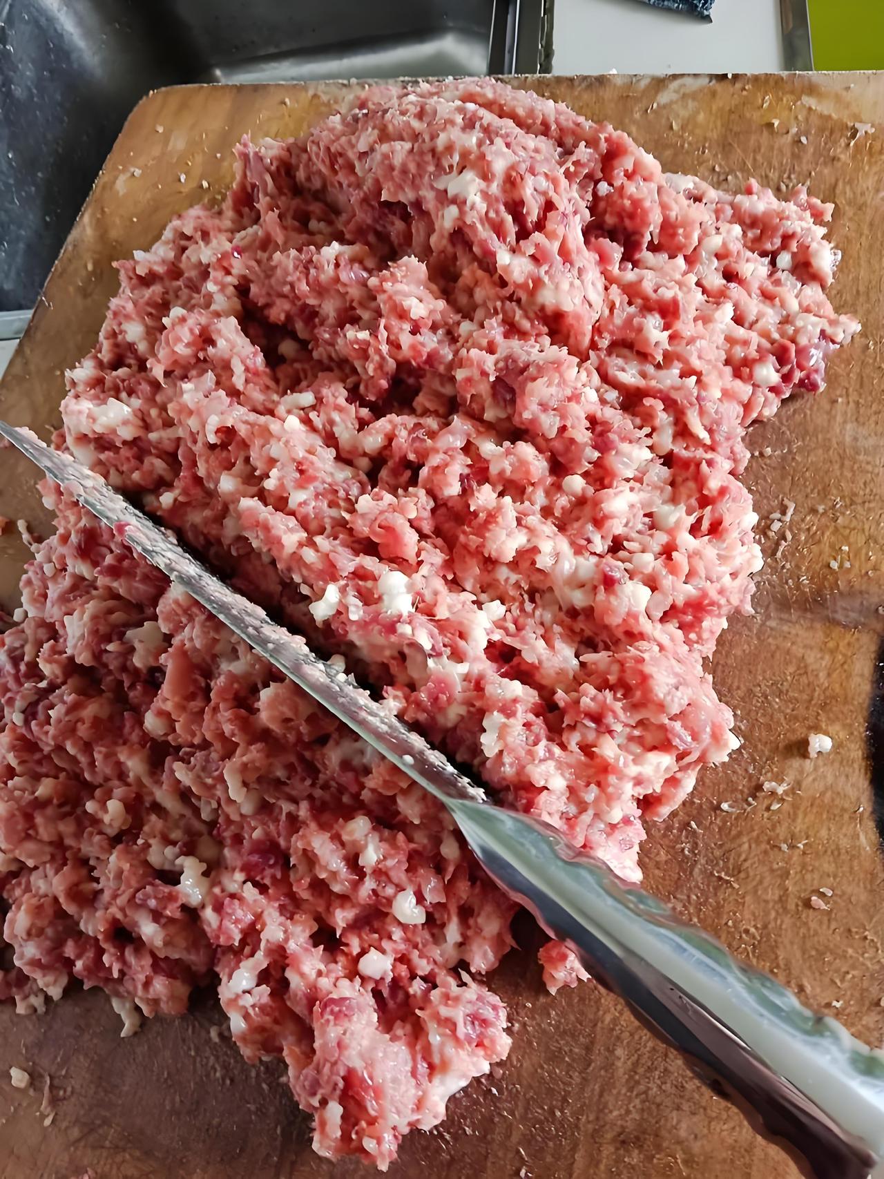 饺子怎么做才好吃？
当然，前提是肉必须得好。
饺子皮——要擀；肉馅——要剁；
调