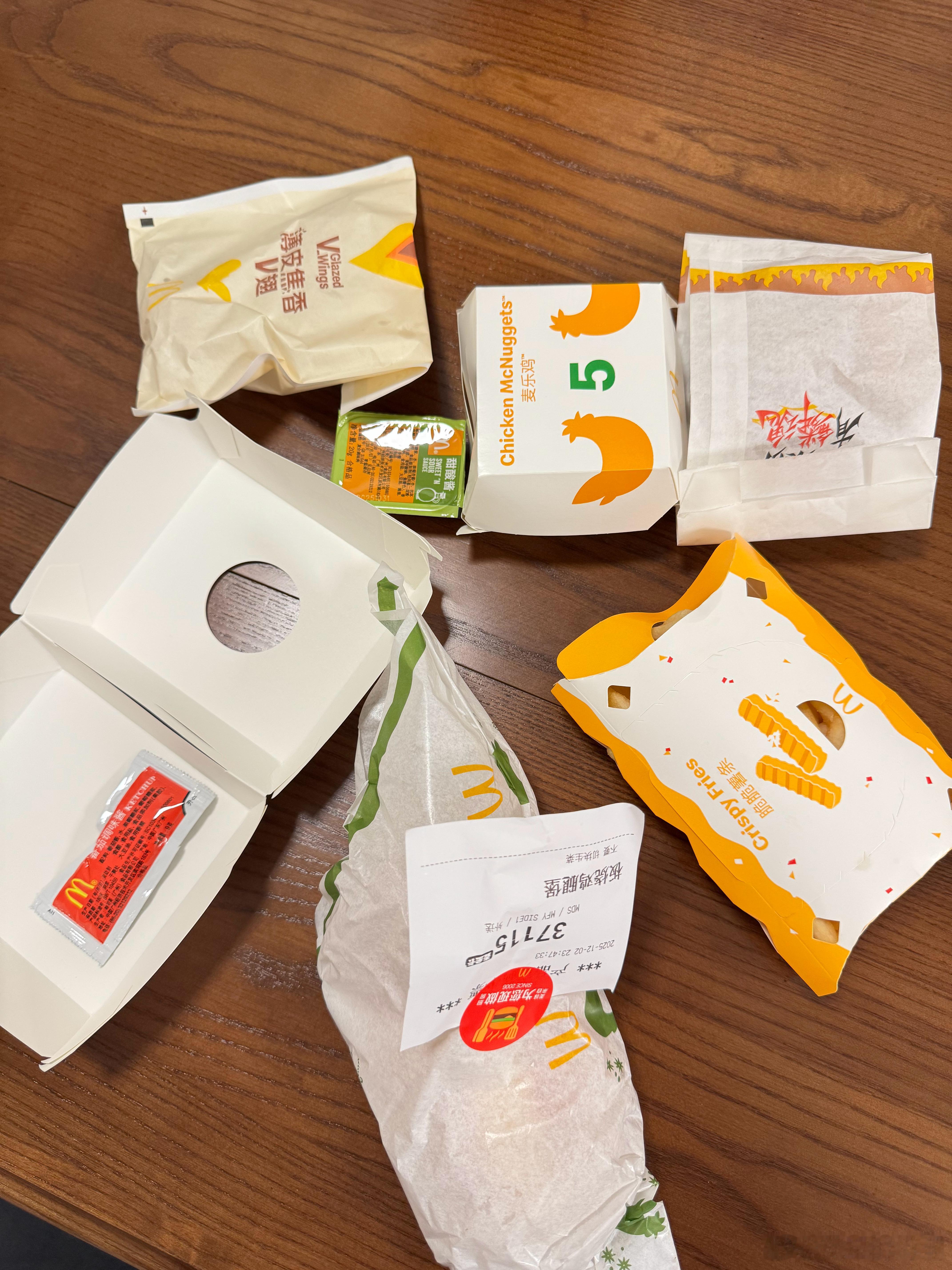 总是深夜饿到胃反酸的感觉我打开麦乐送，问鸿哥你想吃麦当劳么？他：我陪一点吧我鸿的