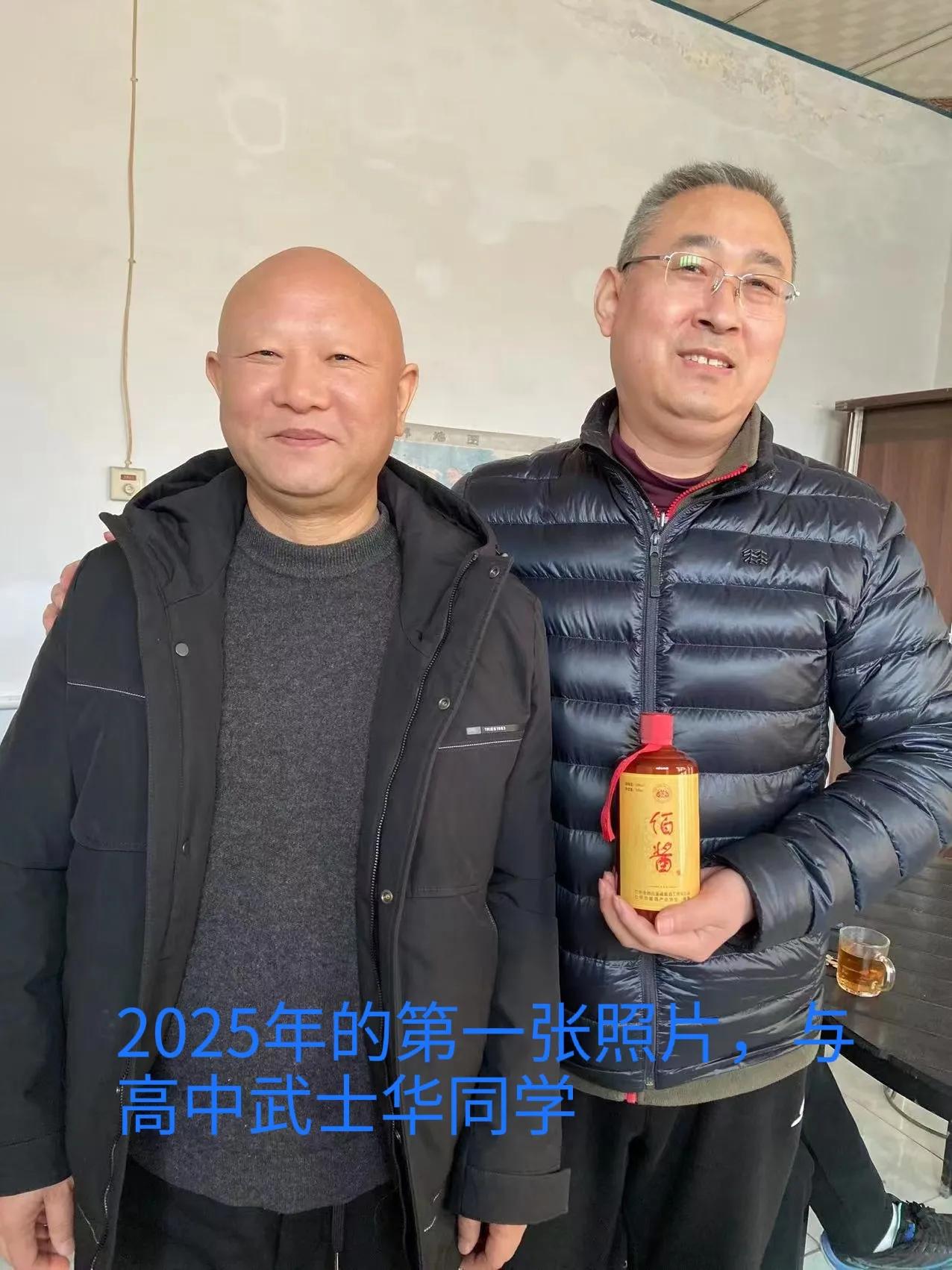 年味儿藏得太深、太久了
在​烟花爆竹中璀璨释放
​吞下喉咙中的一杯老酒
​敬天拜