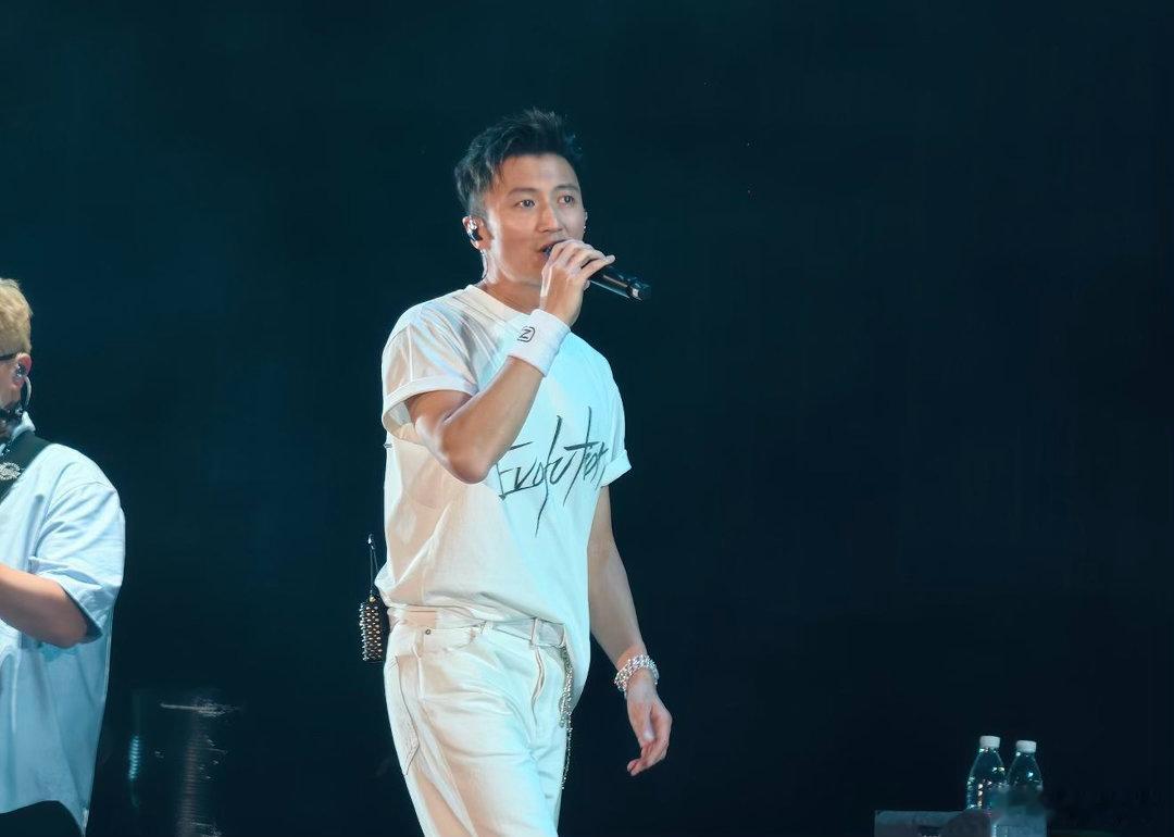 谢霆锋北京演唱会 鸟巢夜色为幕，机械舞台为章，23年的等待，终在旋律里圆满。全开