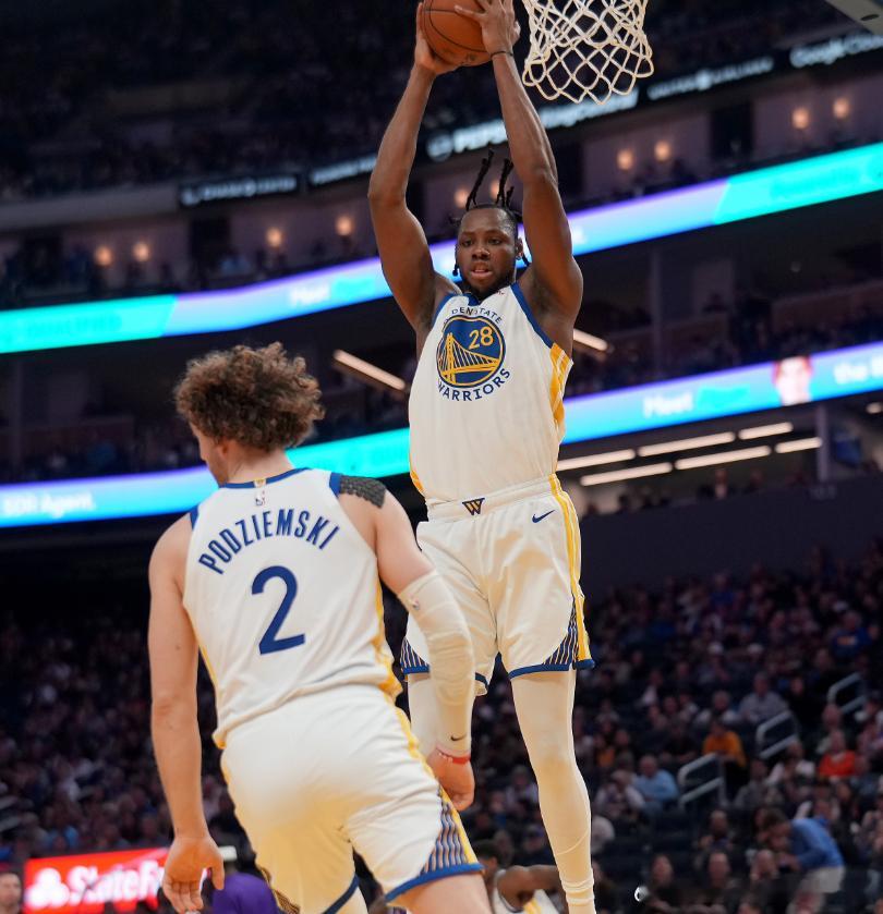 今日勇士举行赛季末新闻发布会，查尔斯·贝西接受了媒体采访。记者：“你加入勇士时希