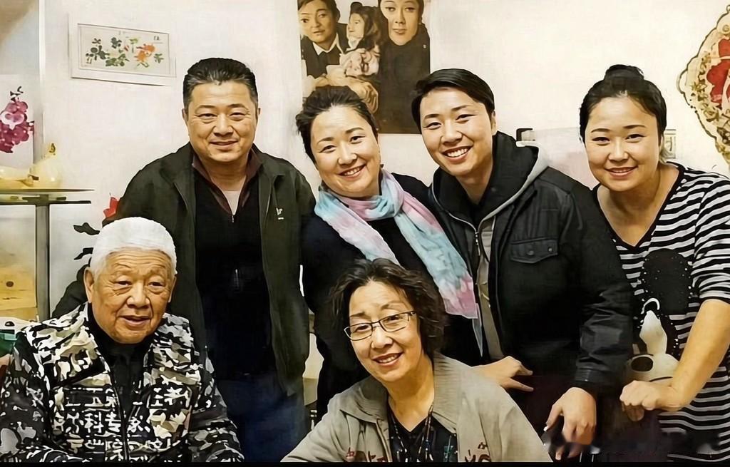 这是彭玉生前与丈夫及大女儿夫妻、小女儿、外孙的一张珍贵全家福合影。前排左起，第二