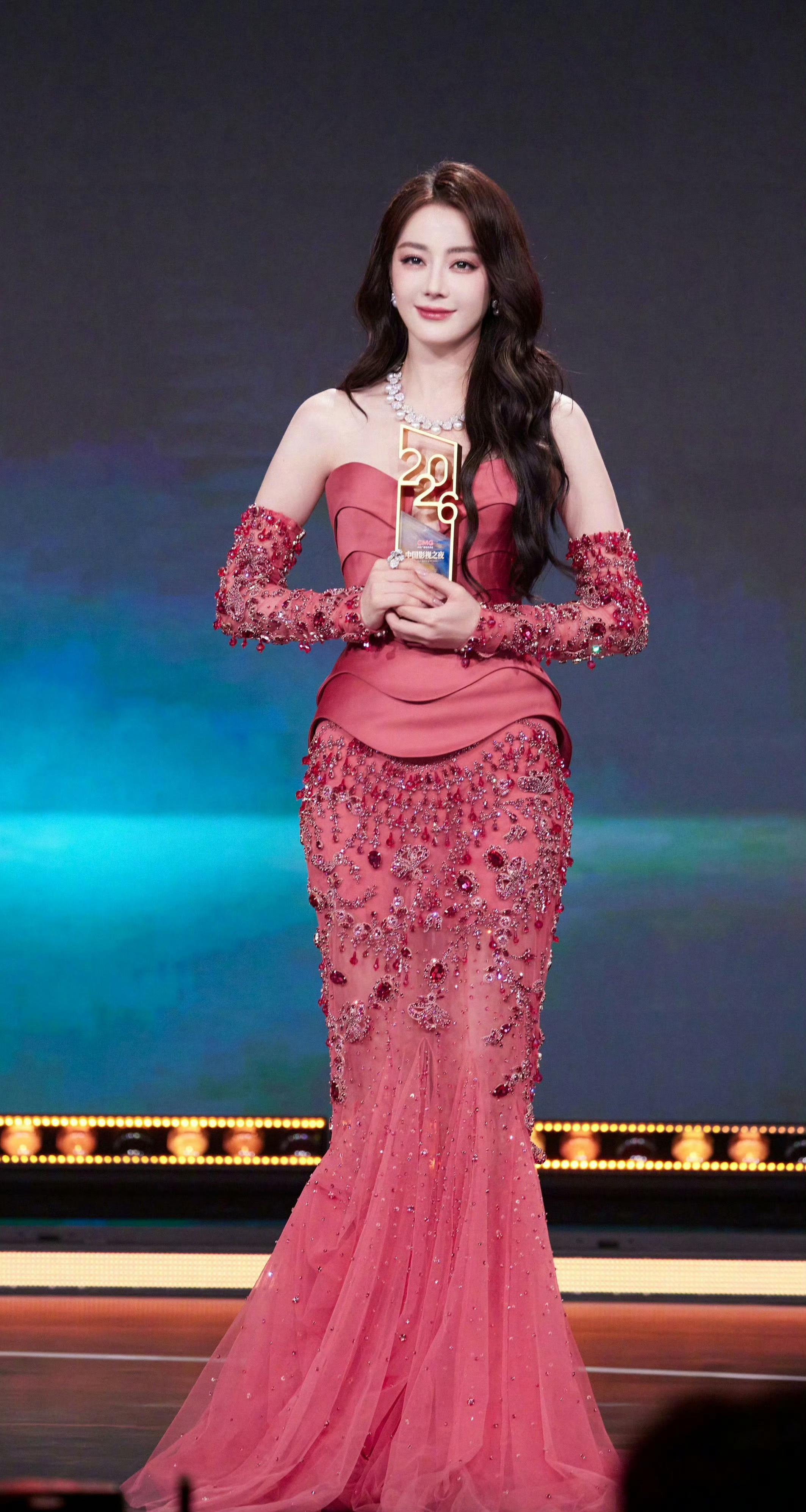 恭喜迪丽热巴荣获2026CMG年度推荐电视剧女演员！以角色说话，凭实力领奖演员迪