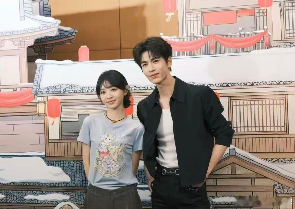 逐玉庆功宴张凌赫、田曦薇同框📸张凌赫田曦薇经纪人敬酒