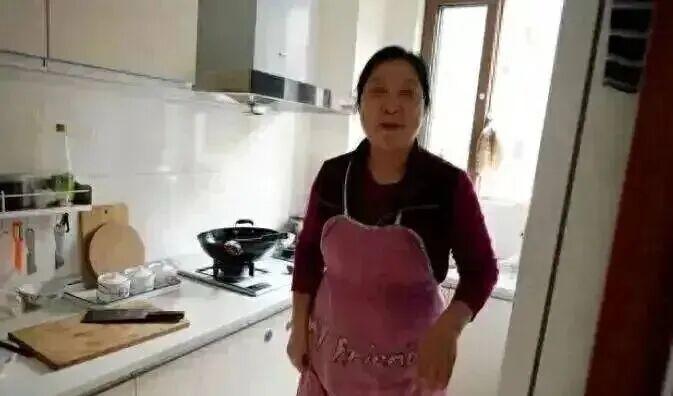 一个阿姨说她在雇主家，天天吃剩菜剩饭都无所谓，但是，雇主能不能多剩一点，轮到她吃