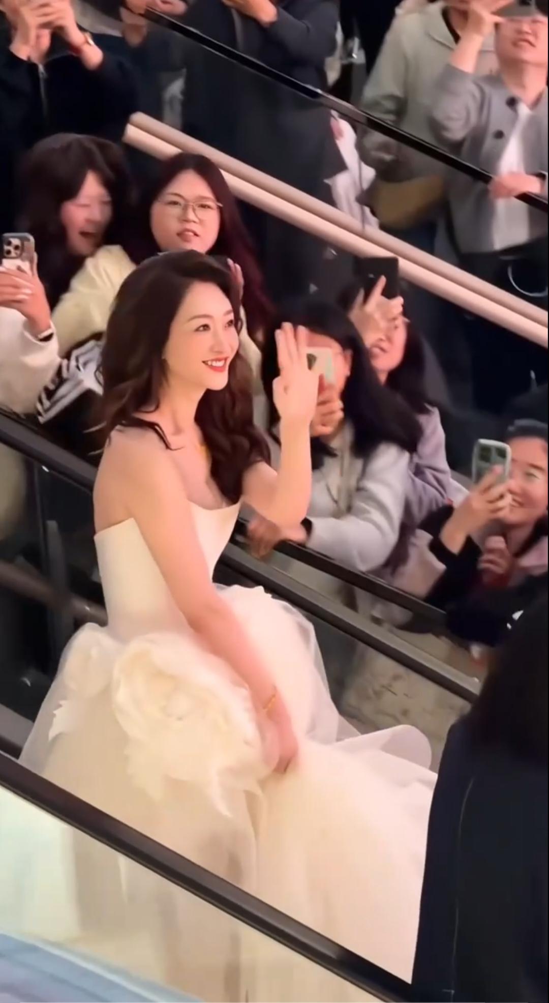 好美好仙啊，冷白皮肤白的透亮。妥妥的白雪公主。哪里像是个50岁的人！