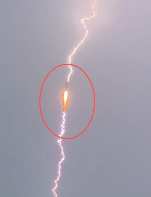 真是刺激！ 7 月 23 日，长征三号乙火箭从西昌卫星发射场升空后不久，竟被闪电