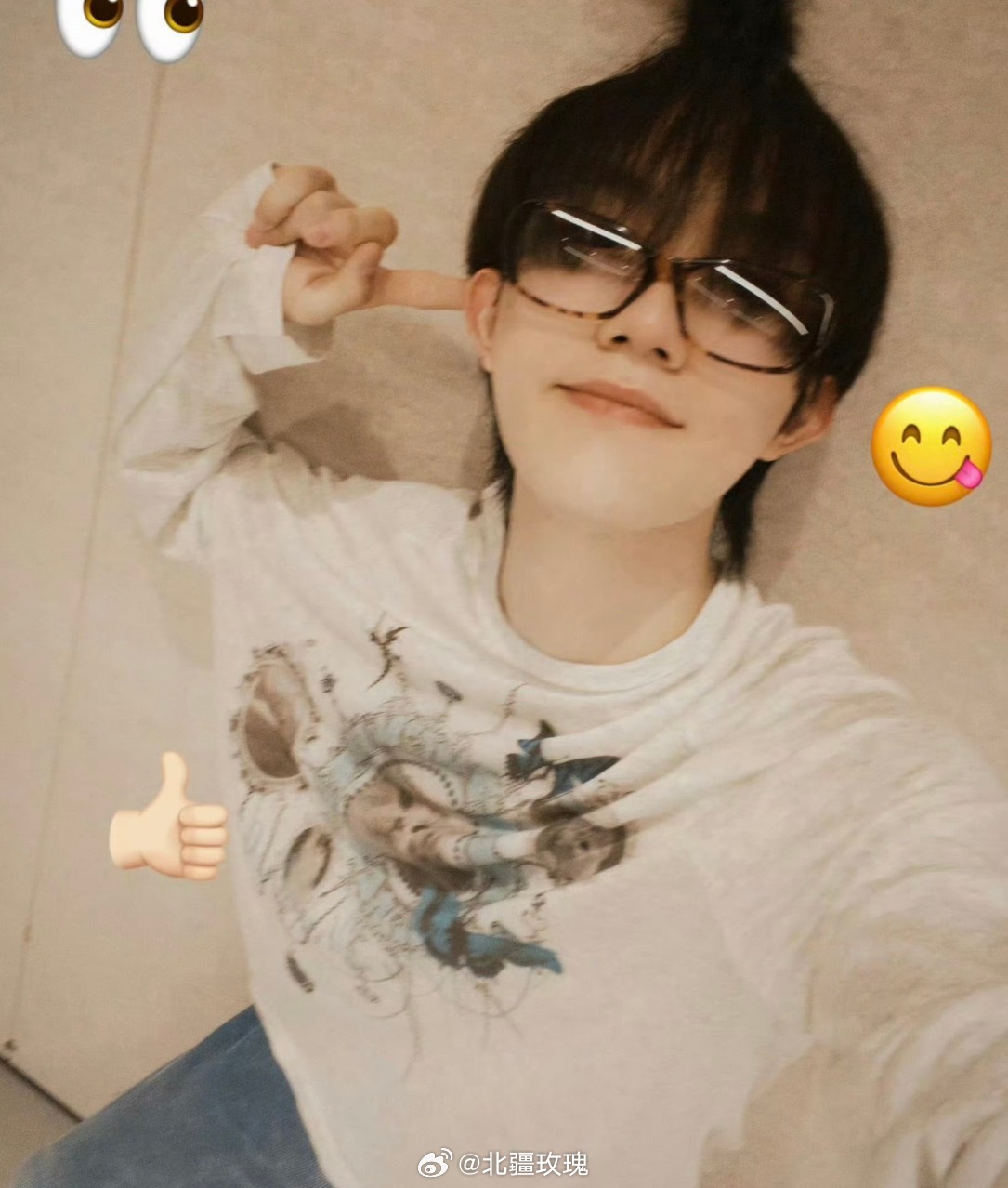 苏新皓蜡笔小新侧脸苏新皓侧脸自带动漫滤镜，鼓鼓苹果肉神似蜡笔小新，精致鼻梁线条柔