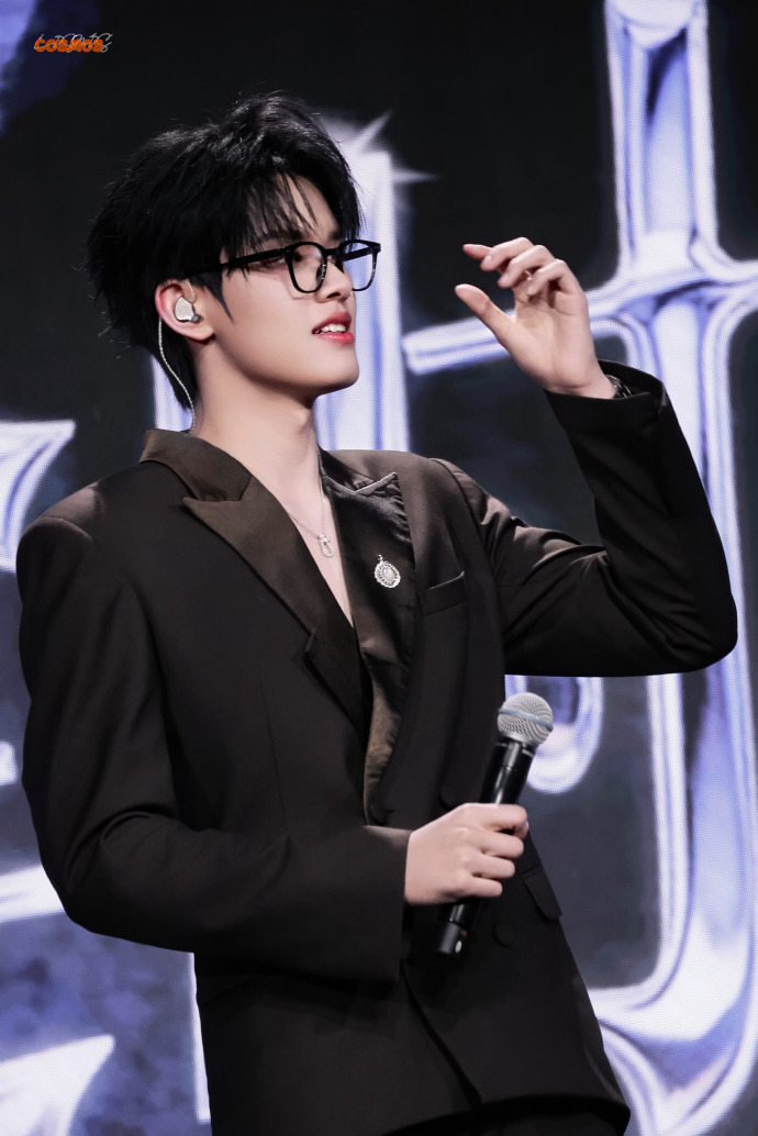 张极唱新歌张极成长分享会新歌首唱 这个现场太值得了，新歌里能听到他这段时间的成长