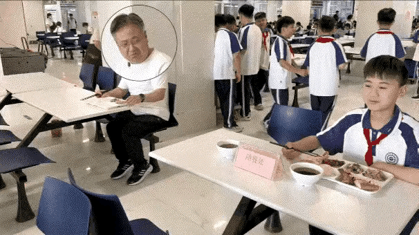 这个学生真是太大方了，与人沟通起来简直没有障碍，这样的孩子长大之后，基本上都是玲