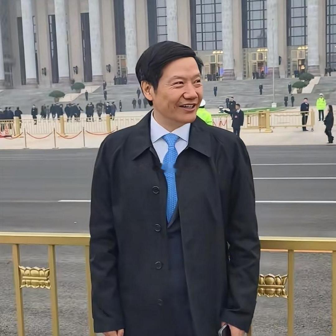 雷军看似普通的大衣，当它经典的格纹内衬出现的那一刹那，就代表不普通了。因为格纹内