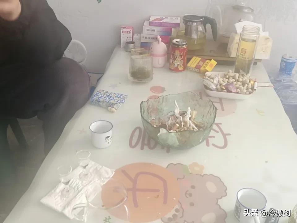 甘肃人甘喝酒，陇西人车牌甘J，喝酒更甘。

两个酒杯，没有凉菜，没有热菜，喝一天