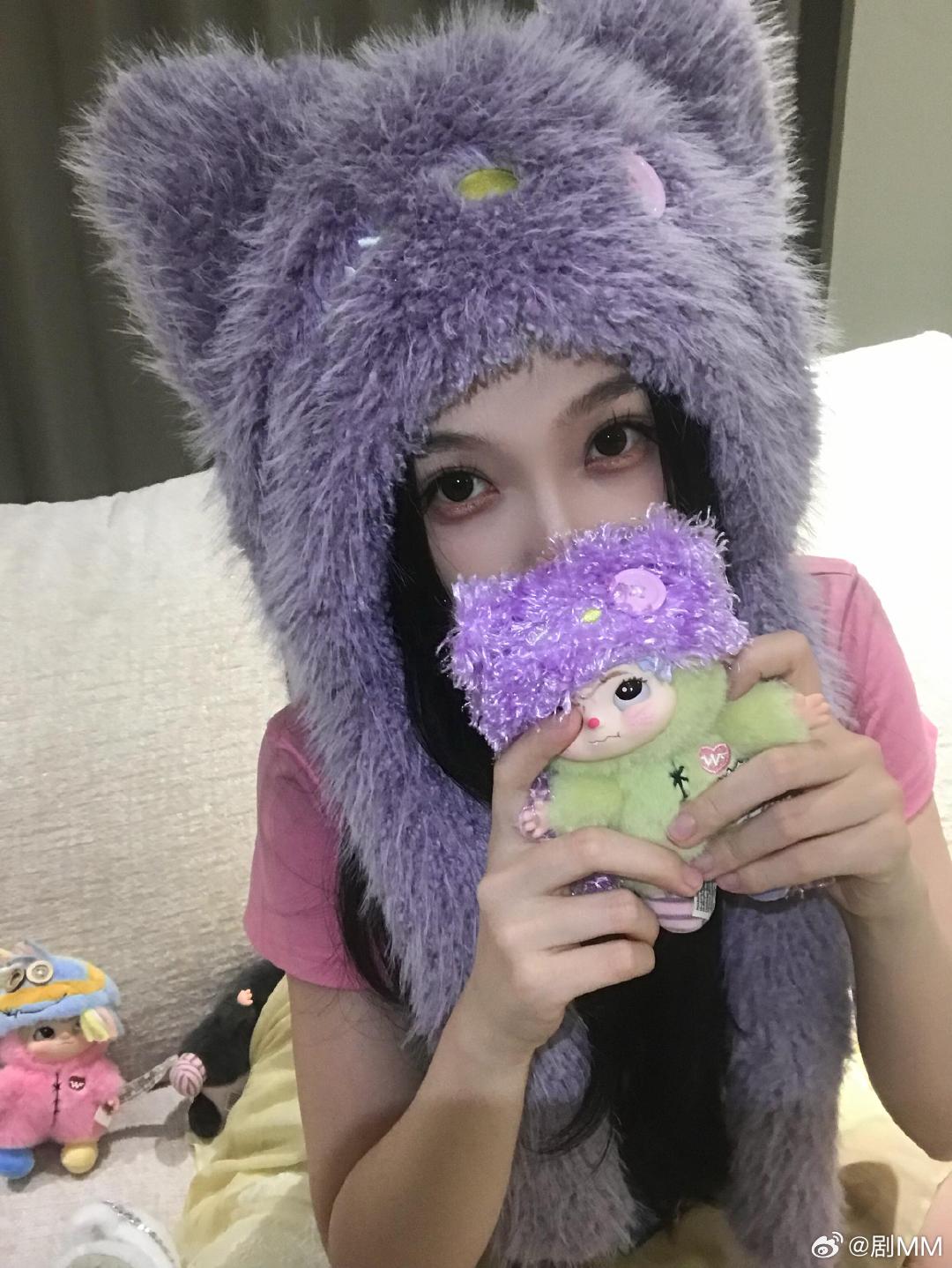 虞书欣紫色小猫帽 虞书欣这组自拍直接封神头像圈！紫色猫耳帽好元气，抱着玩偶笑眼弯