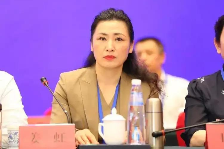 她叫姜虹，是汕头大学校长，全国最美校长，才华横溢，才华与美貌共存，励志典范！她是