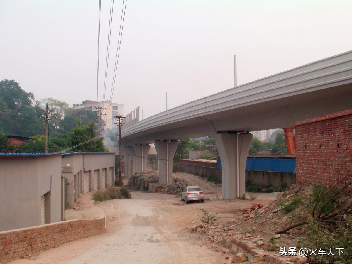 2012年9月在沙坪坝区远祖桥所拍，当时还在施工中的重庆轨道交通1号线沙坪坝到大