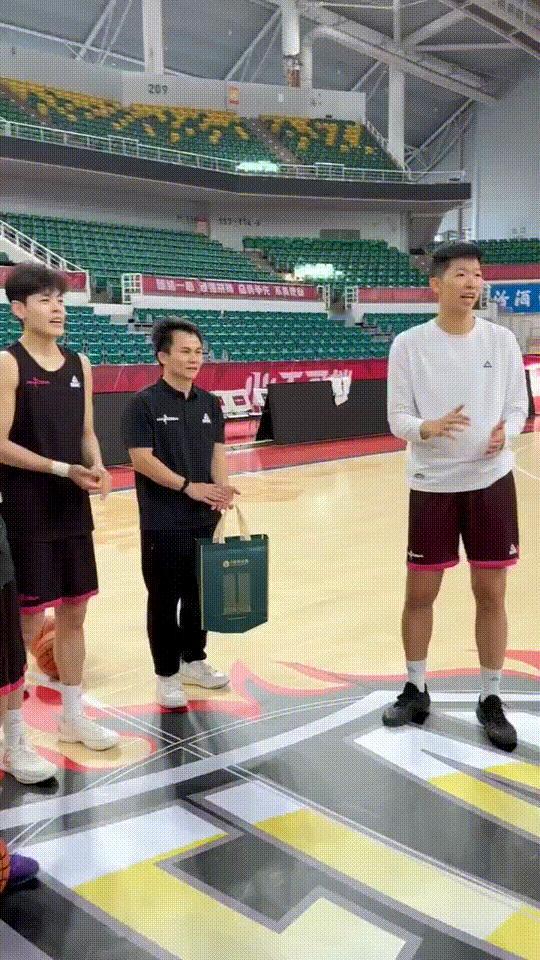 看了他们圣诞节给外援和外教送礼物的vlog真的好喜欢我们小破广的氛围啊妞真的是氛