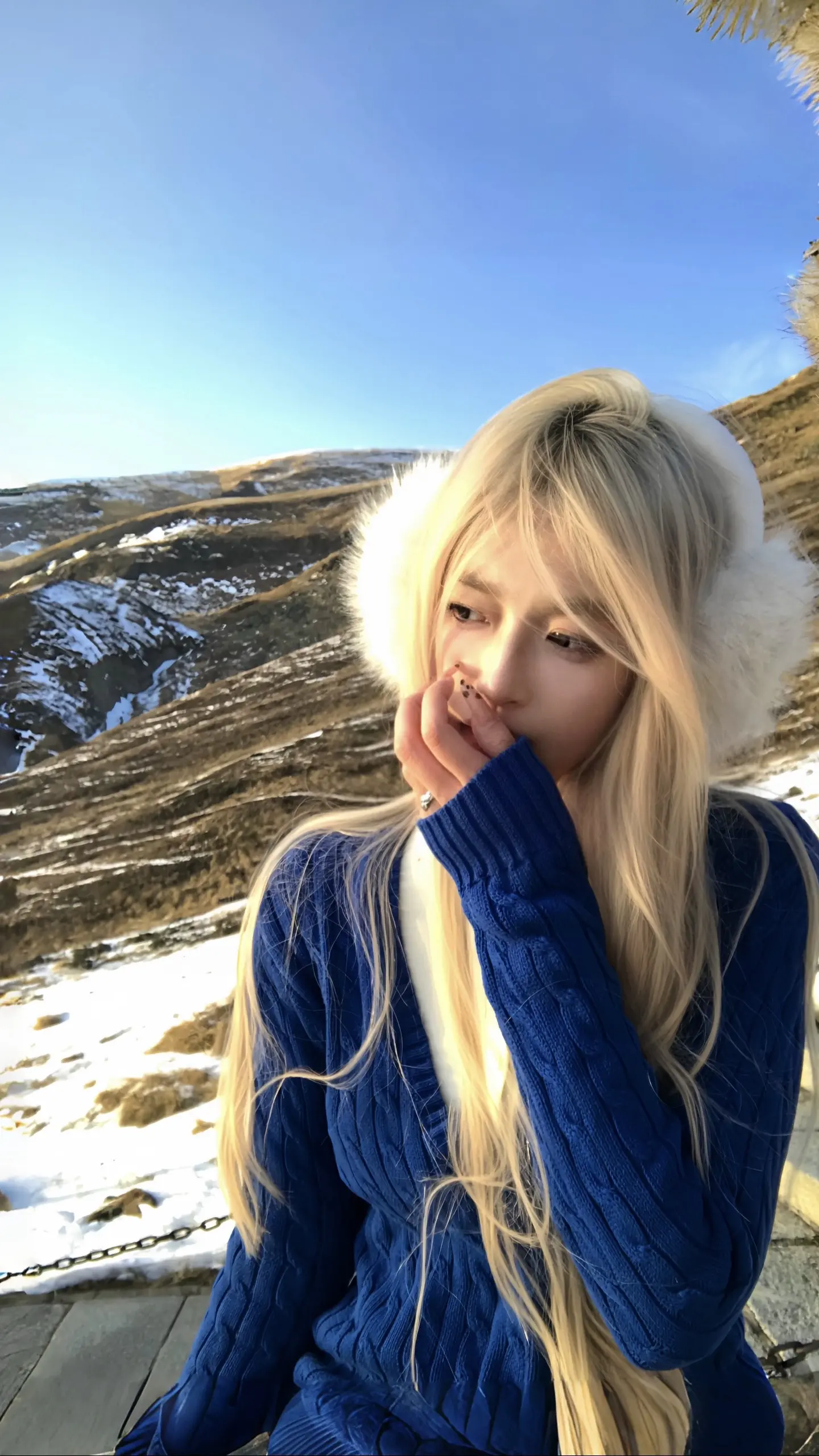 她眼眸中隐约的是孤寂。