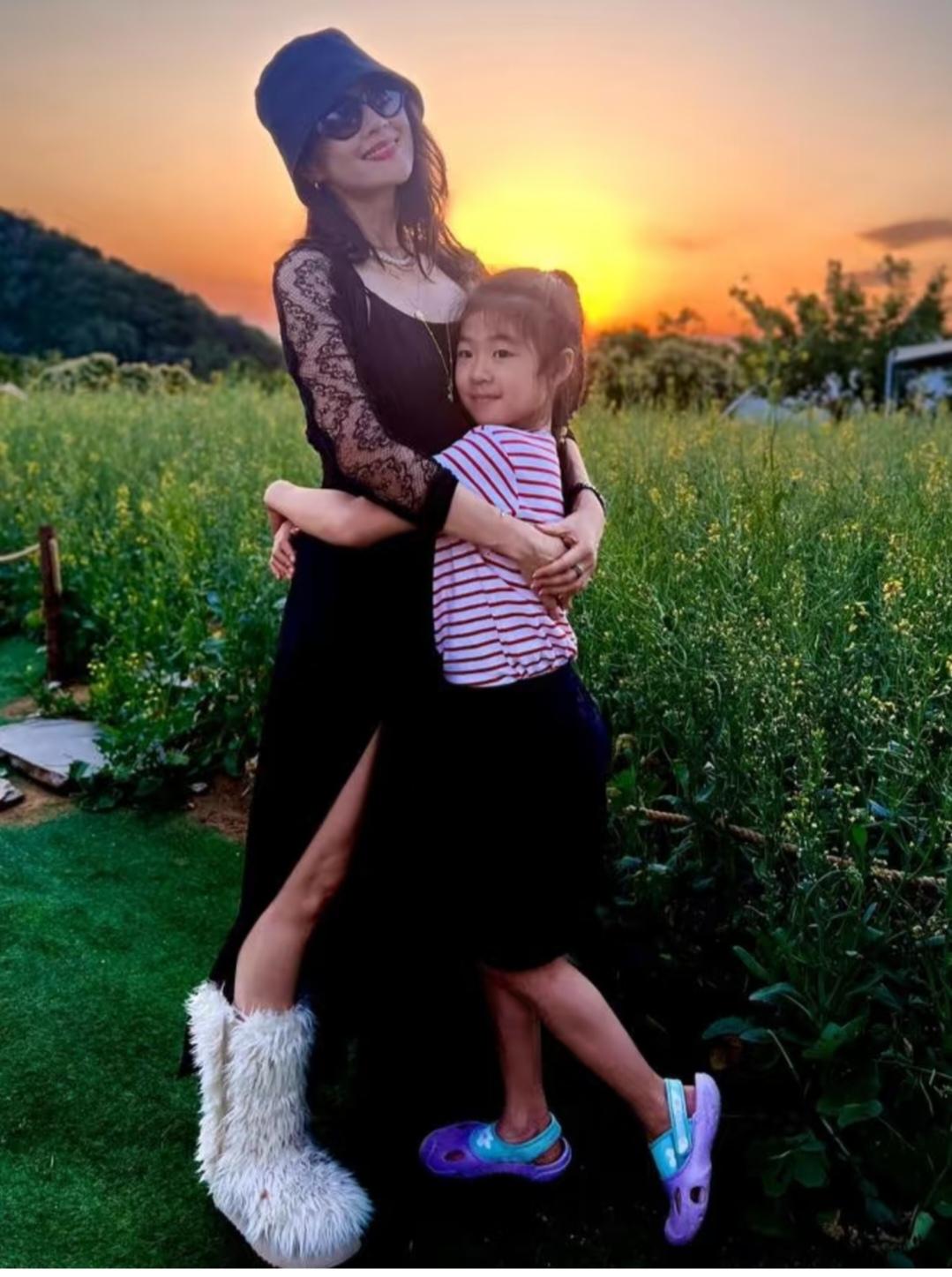 章子怡。大热天的穿这个毛毛鞋，脚丫子真就不热吗？
