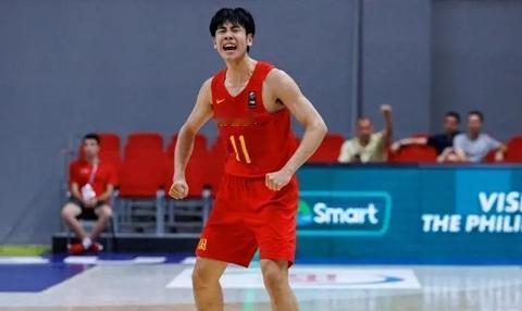 苏群老师希望杨瀚森和胡金秋同时在场，这样的话，郭士强指导有点担心

因为，后场能
