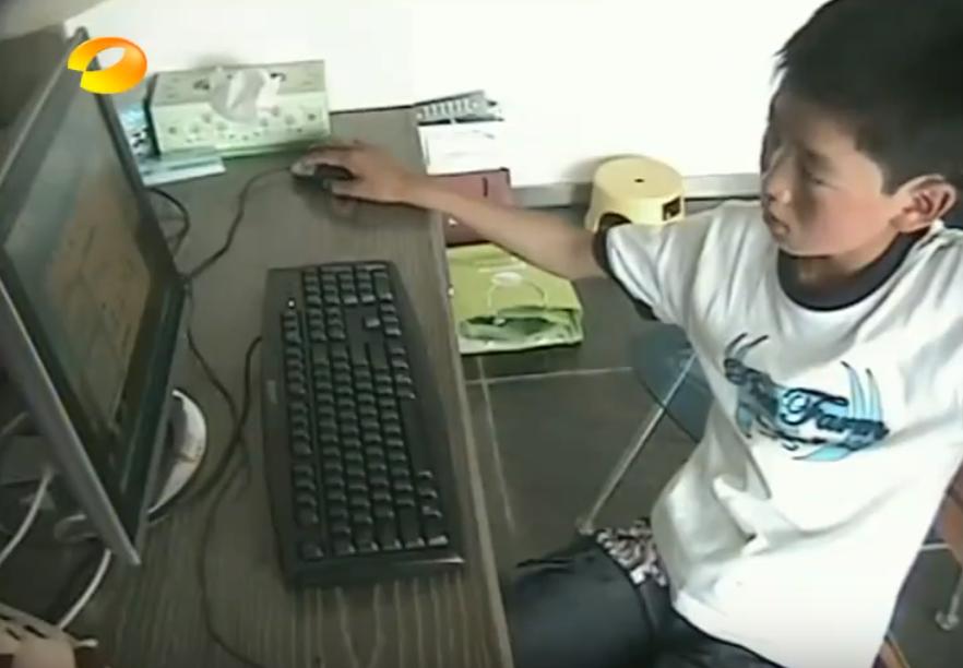 他曾因为买了20块钱的零食，被观众骂“忘本、以后肯定没出息”，后来，他以全省第一