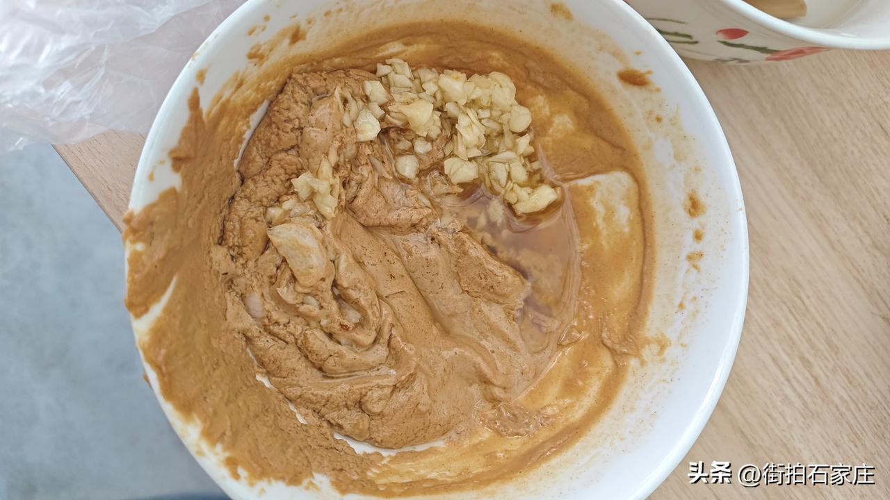 北方涮火锅，必须是芝麻酱。南方必须是香油！
我在成都吃过火锅，虽然重庆火锅更正宗