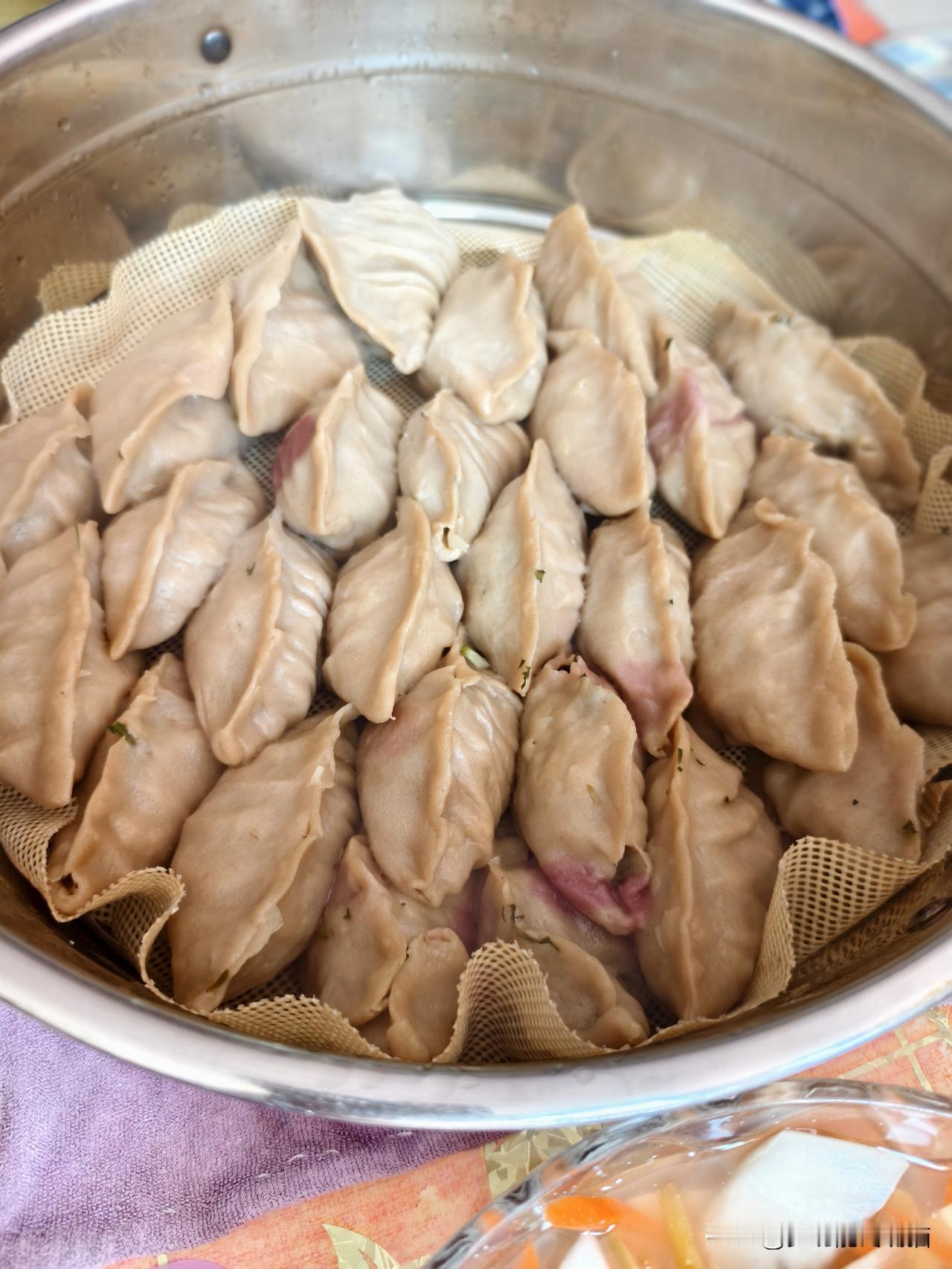 春日生活打卡季 山西偏关小县城里春季的野菜比较多，猫爸猫妈又特别勤快，去山上挖了