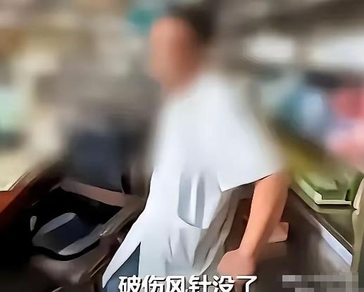 广西桂林一名工人脚底被生锈铁钉扎伤，赶到私人诊所接种破伤风针，不曾想对方暗中用氯