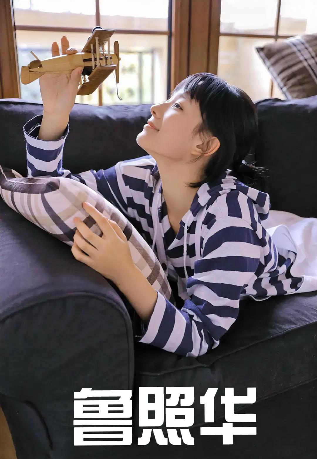 都说侧颜美才是真的美，那我就放出一张我们家的豆豆侧颜了，美女明星。@鲁照华