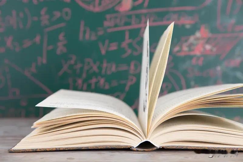 学校教育重要，家庭教育更重要。
学校教育负责学生德智体美劳全面发展，但学校教育大