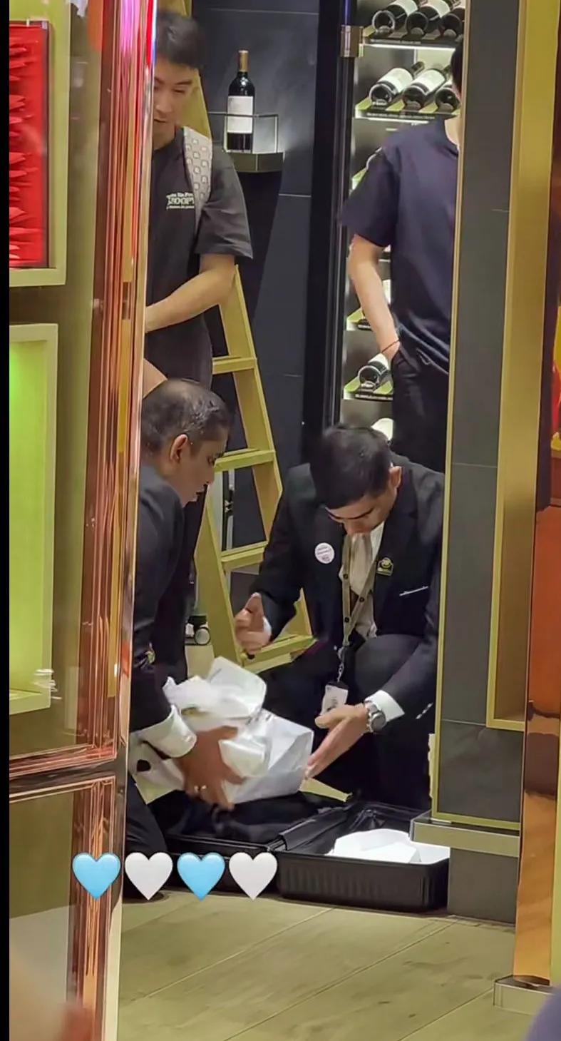 我每次看见大头这样买买买 总感觉和莎莎性格不搭[奸笑]
回国端午看老丈人要用[奸