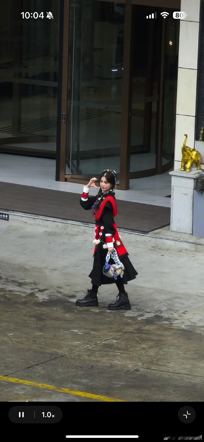 白鹿奔跑吧藏服上班look白鹿奔跑吧黑发藏服路透 白鹿穿橘色藏服活力十足，黑发戴