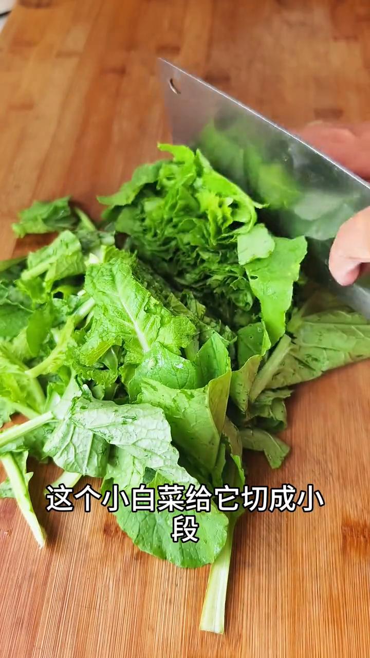 这锅家常的小白菜排骨汤，在里面放上一把粉条，这锅菜吃到最后汤都不带剩。
·提前把