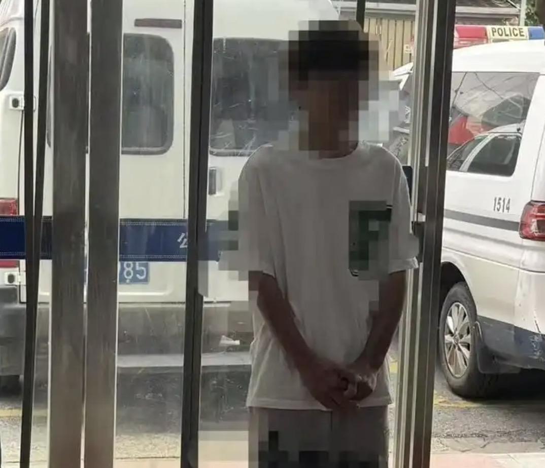 小区保安原本是要保护业主安全的，没想到却有保安把主意，打到了业主的身上！
这事是