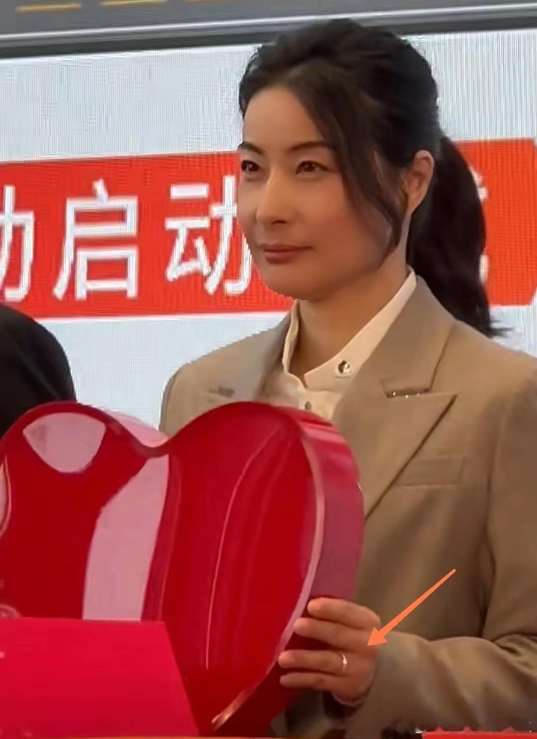 郭晶晶戴婚戒亮相活动，一路点头弯腰没架子，生图贵气很耐看 ​​​