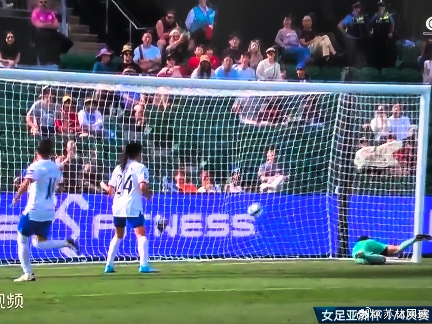 加时赛下半场，🇨🇳中国女足再进一球。2-0中国台北女足。比赛已经来到118分