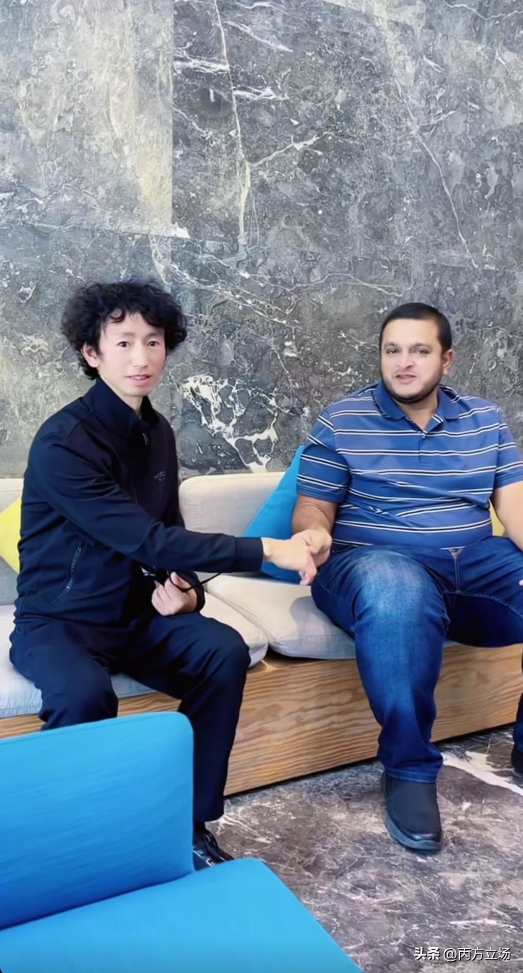 千万不要小瞧与低估庞麦郎的实力。他的粉丝分布在世界各地，最近他就亲切接见了到访的