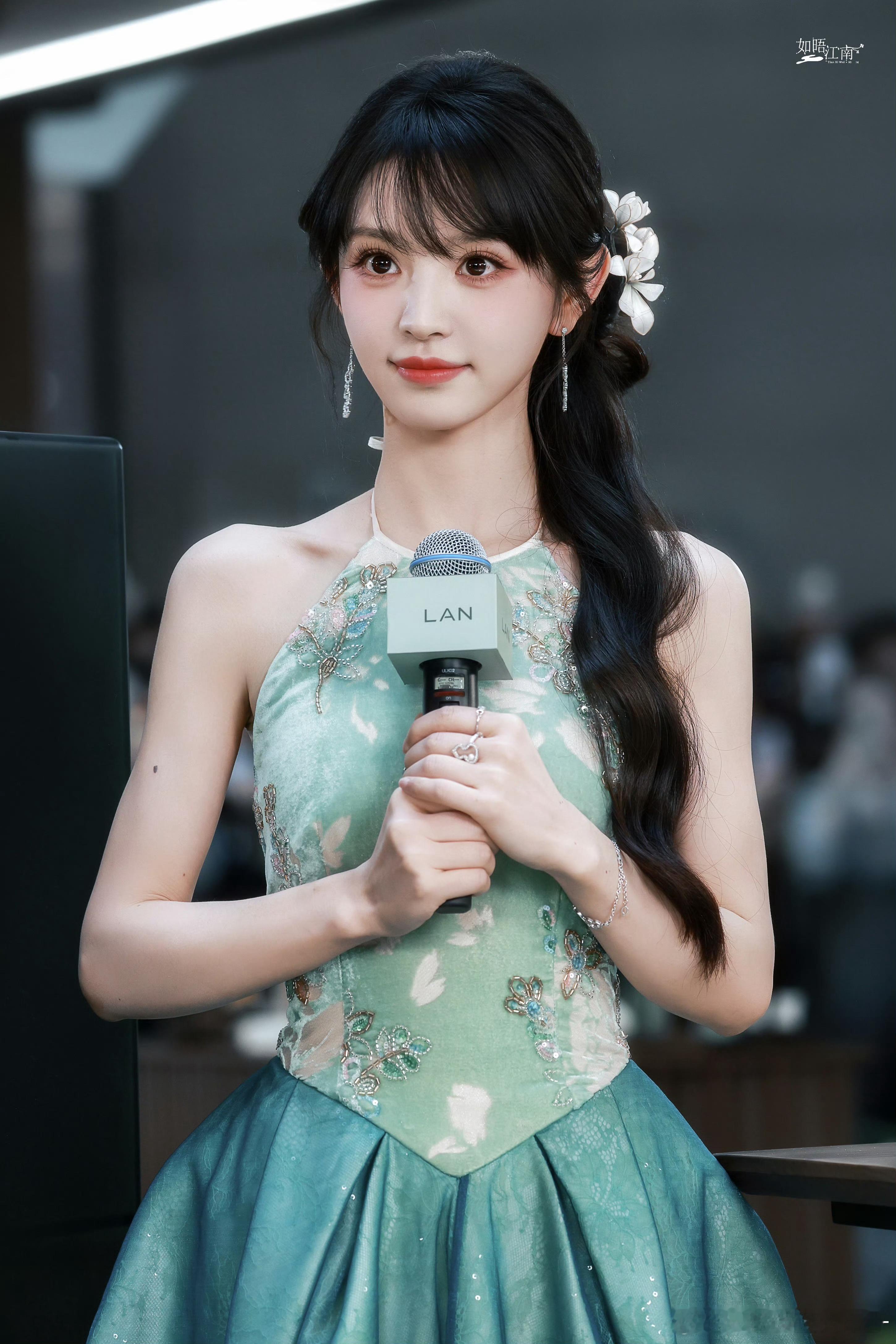 田曦薇🐱  田曦薇忙忙碌碌寻宝藏🐱 田曦薇维密青春代言人 "幸得识卿桃花面，