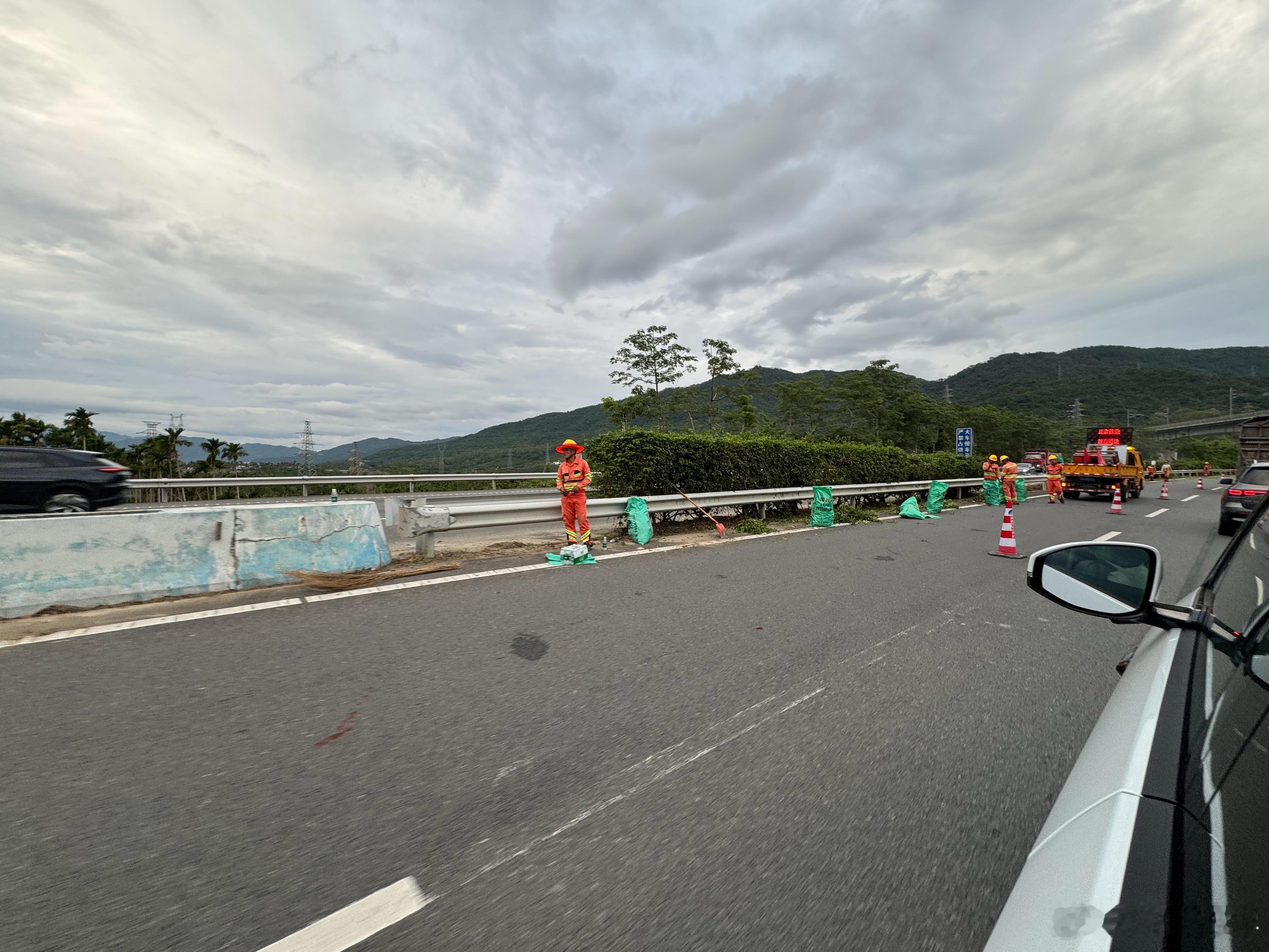 [微笑]在海南环岛高速堵了足足30分钟，以为前方出事故还是修路，结果堵到头一看，