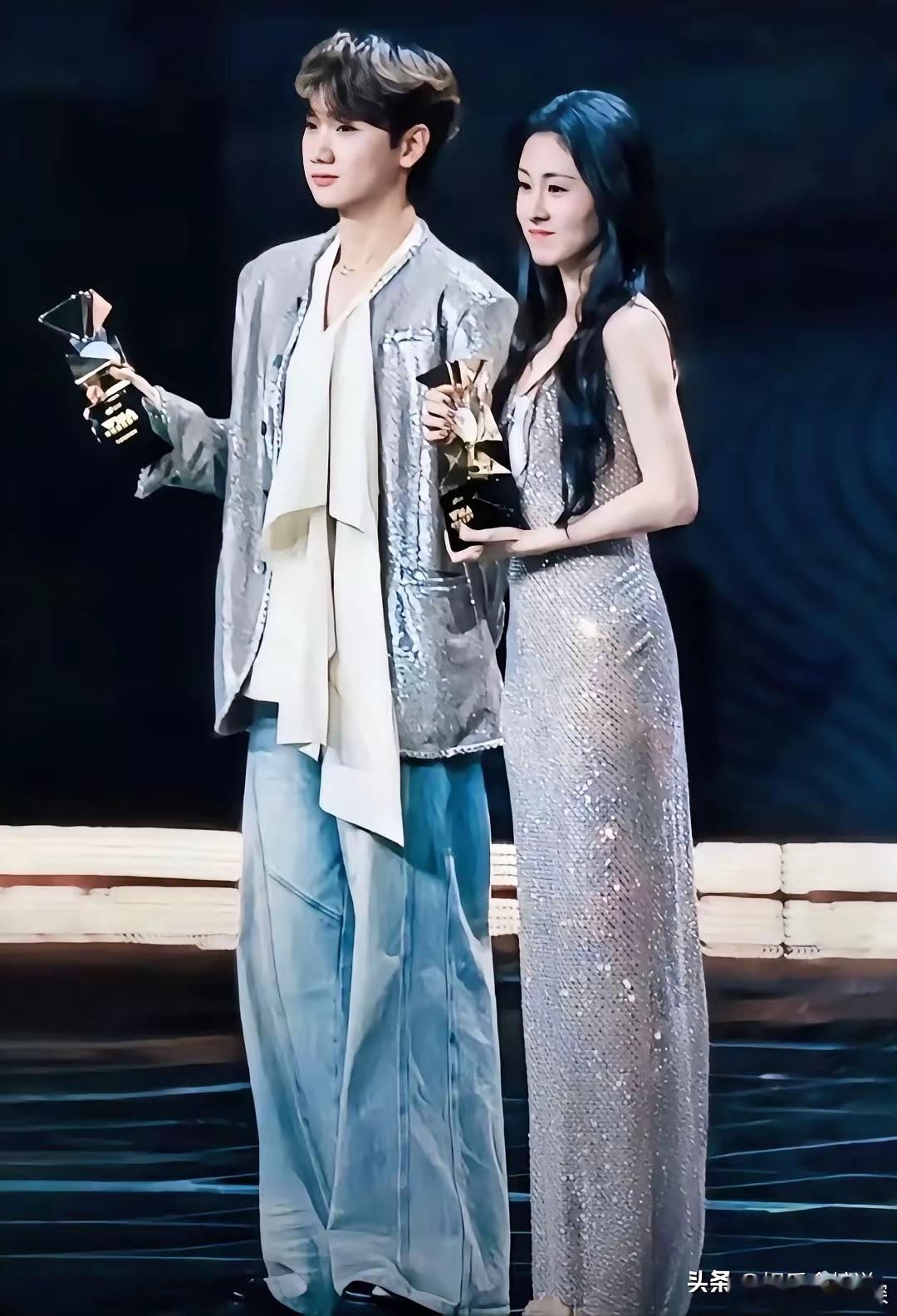 ​其实大家都错怪张碧晨了。​好多人骂她抢原唱名头，说她趁机炒热度，可她自始至终都