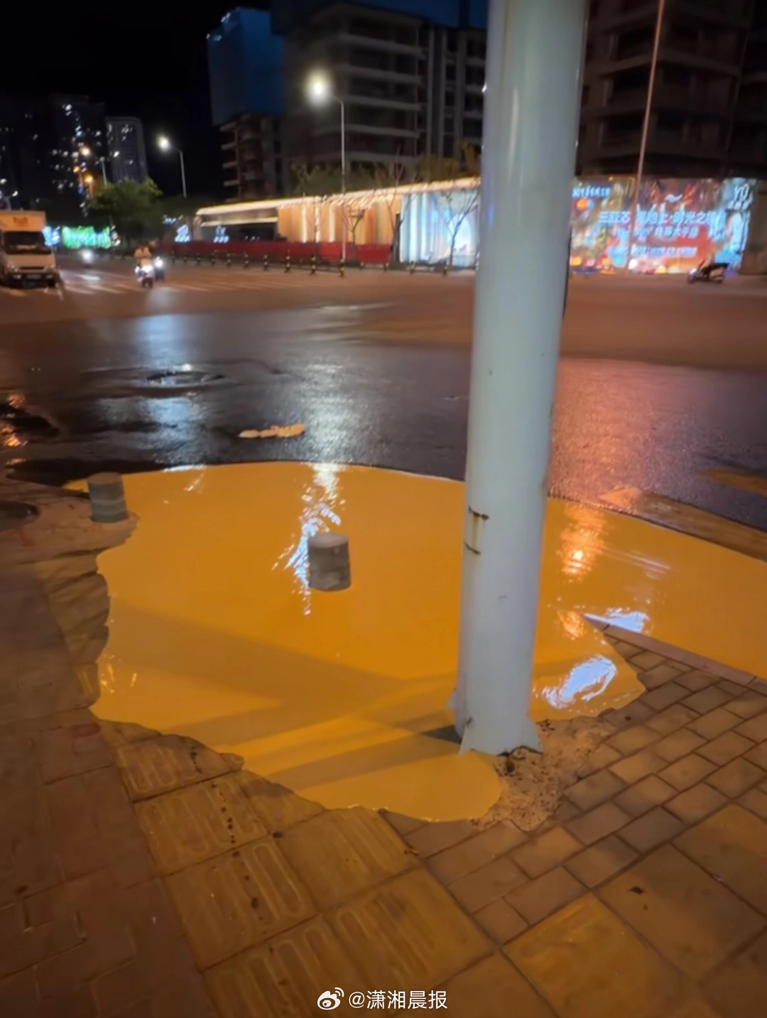 【三亚#一根路灯底部不断冒出黄色液体#，#当地回应路灯底部不断冒出黄色液体#：有