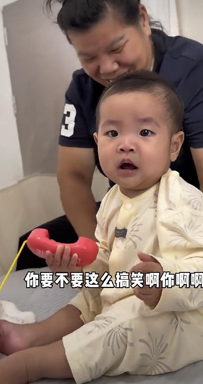 沈佳宁小妹妹，红色的塑料味的电话机好吃吗？[呲牙][呲牙]
来看小妹妹的精彩表演