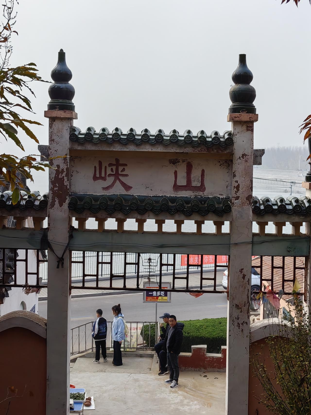 峡山的秋天，宛如一幅色彩斑斓的画卷。
金秋九月，峡山街角公园成了菊花的海洋。金鸡