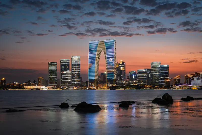 苏州果真是长三角的宝藏城市，拥有五百万人口，工业产值仍一路攀升。作为全国“万亿俱