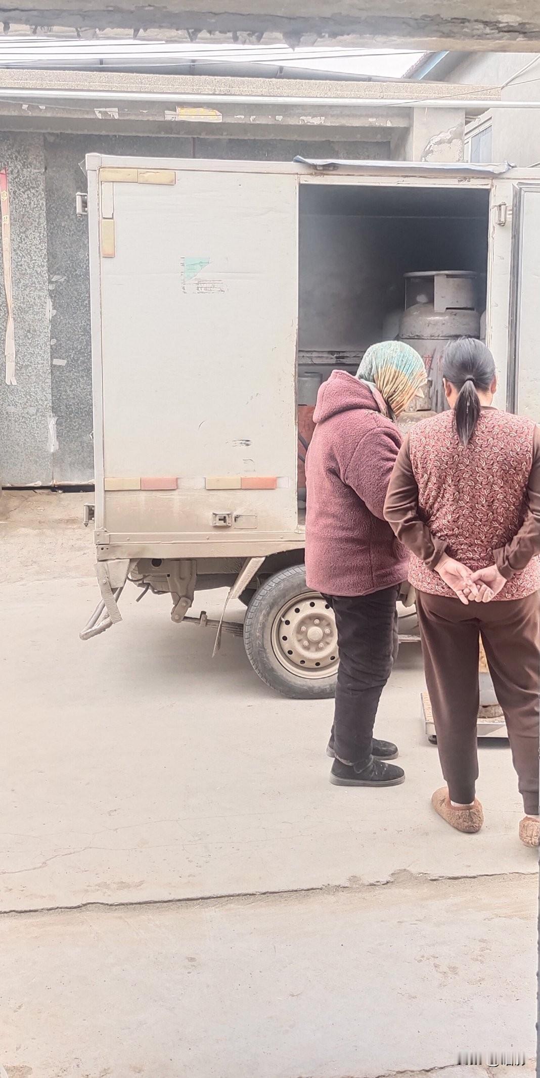 今天早上吃了早饭，我老婆问我要了100块钱，然后打了个电话，于是灌液化气的就开到