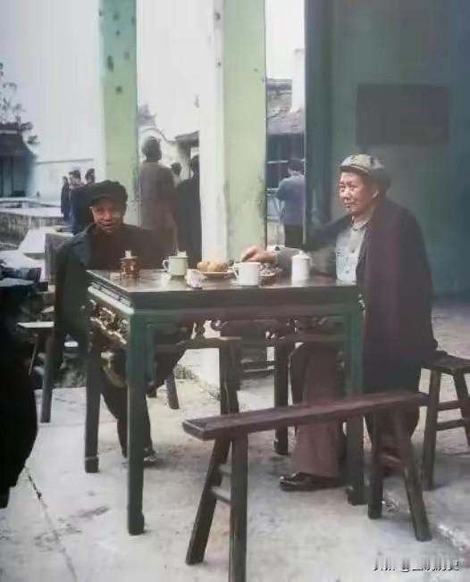 这张合影不知道是不是真的？

我查了很多历史资料，都没查到这张合影，照片如果是真