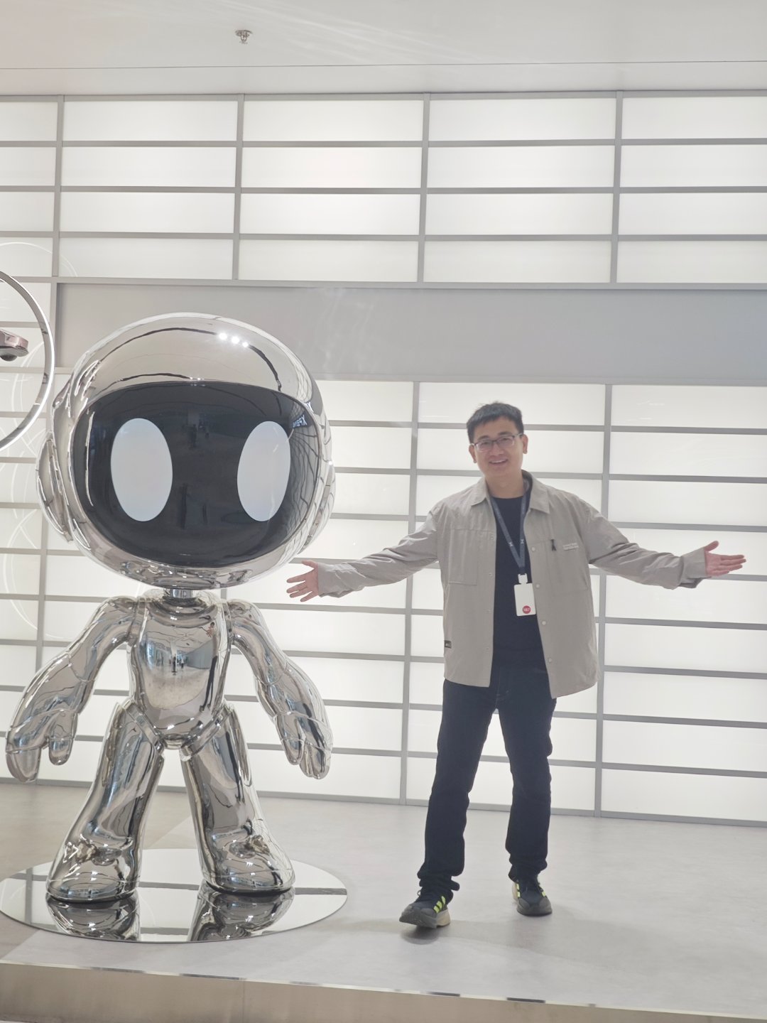 人就在广州小鹏新总部，一个字大。简单聊聊我看到的。先说结论，这家公司坚持技术研发