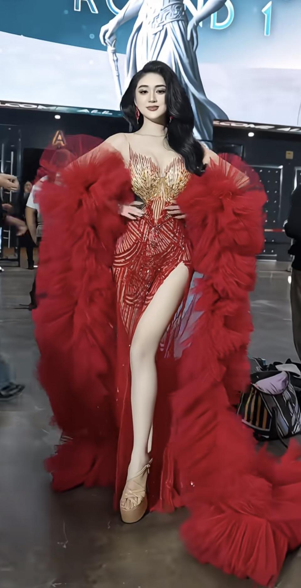 这位女士是徐紫嫣，她穿这件衣服，是为了参加万国小姐全明星国际选美大赛的舞台环节。