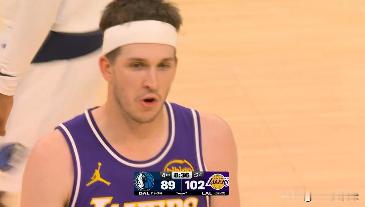 湖人超级后卫里弗斯真是太懂事了！在今天湖人主场以124：104大胜独行侠的比赛中