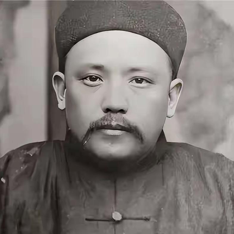 临死前袁世凯把儿子叫到床前：你不要送葬，开枪打死穿红衣服的人
 
1916年的中